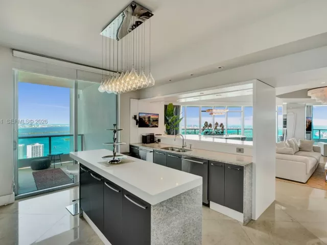 3-bedroom condo for sale in Miami - 900 Biscayne Blvd 6107 - MondialRealty