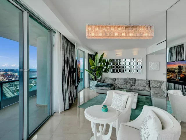 3-bedroom condo for sale in Miami - 900 Biscayne Blvd 6107 - MondialRealty