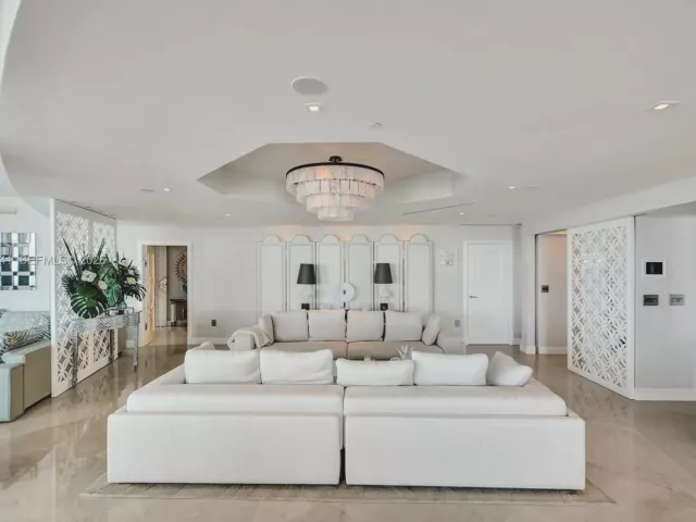 3-bedroom condo for sale in Miami - 900 Biscayne Blvd 6107 - MondialRealty