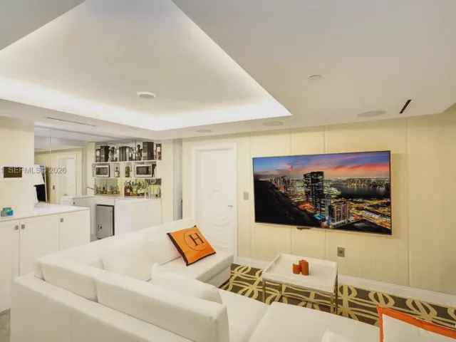 3-bedroom condo for sale in Miami - 900 Biscayne Blvd 6107 - MondialRealty