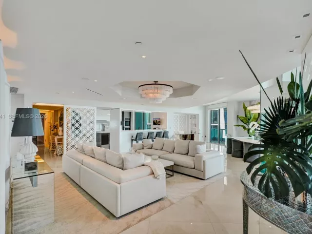 3-bedroom condo for sale in Miami - 900 Biscayne Blvd 6107 - MondialRealty