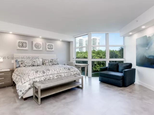 3-bedroom condo for sale in Aventura - 3370 Hidden Bay Dr 303 - MondialRealty
