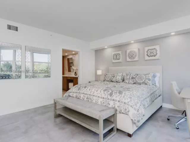 3-bedroom condo for sale in Aventura - 3370 Hidden Bay Dr 303 - MondialRealty