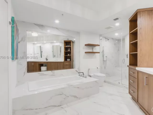 3-bedroom condo for sale in Aventura - 3370 Hidden Bay Dr 303 - MondialRealty