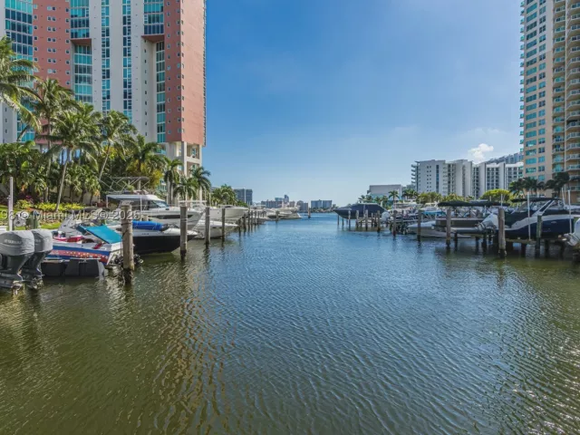 3-bedroom condo for sale in Aventura - 3370 Hidden Bay Dr 303 - MondialRealty