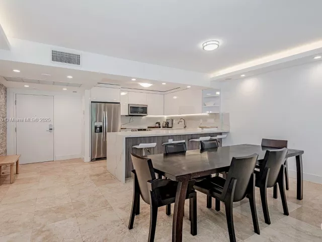 2-bedroom condo for rent in Miami Beach - 2301 Collins Ave 310 - MondialRealty