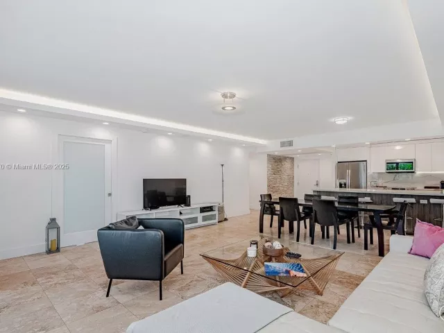 2-bedroom condo for rent in Miami Beach - 2301 Collins Ave 310 - MondialRealty
