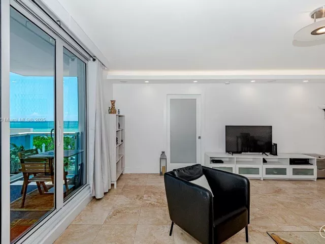 2-bedroom condo for rent in Miami Beach - 2301 Collins Ave 310 - MondialRealty