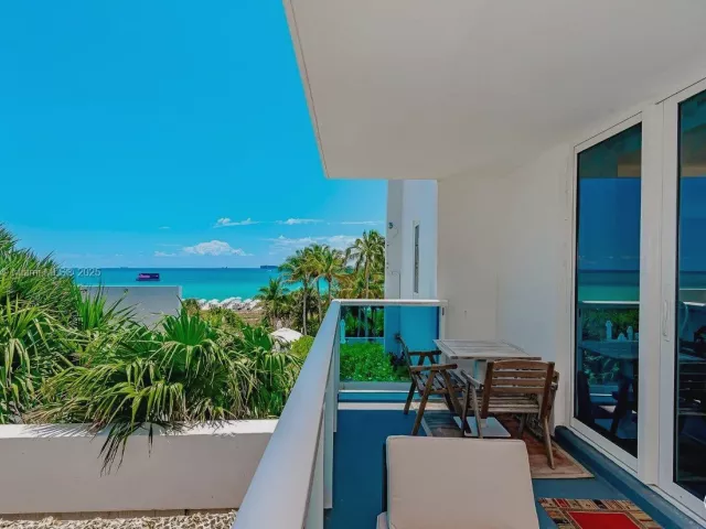 2-bedroom condo for rent in Miami Beach - 2301 Collins Ave 310 - MondialRealty