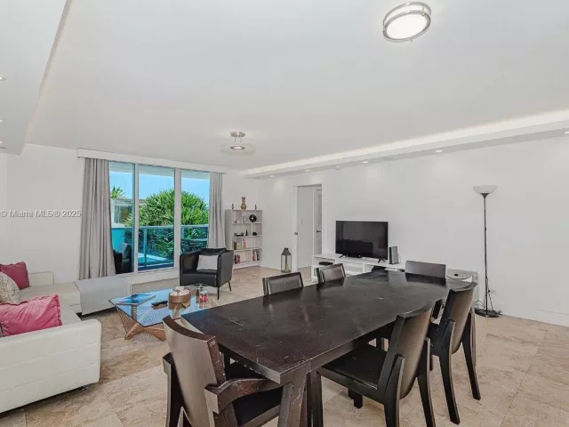 2-bedroom condo for rent in Miami Beach - 2301 Collins Ave 310 - MondialRealty