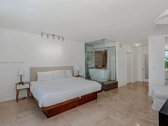 2-bedroom condo for rent in Miami Beach - 2301 Collins Ave 310 - MondialRealty
