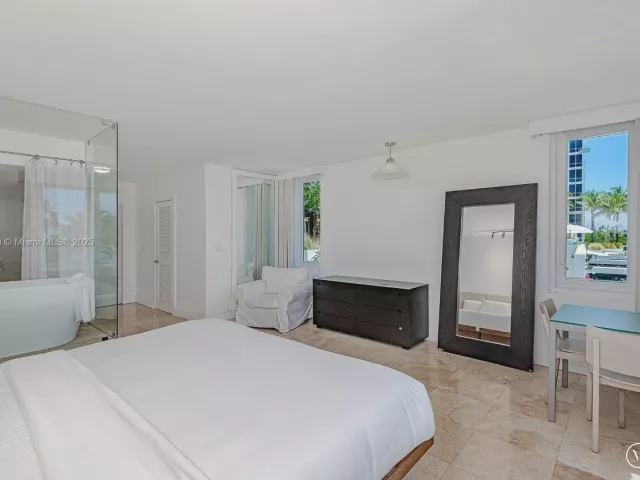 2-bedroom condo for rent in Miami Beach - 2301 Collins Ave 310 - MondialRealty