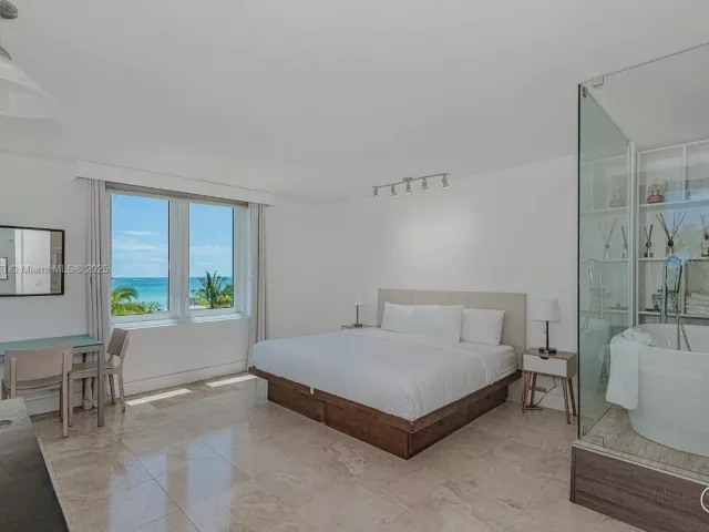 2-bedroom condo for rent in Miami Beach - 2301 Collins Ave 310 - MondialRealty