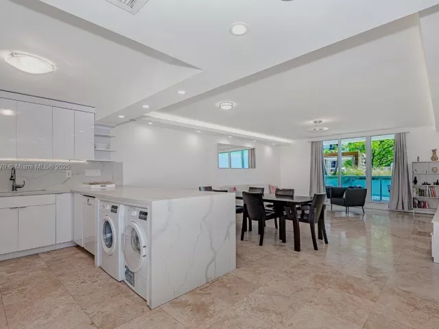 2-bedroom condo for rent in Miami Beach - 2301 Collins Ave 310 - MondialRealty