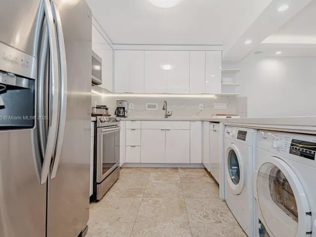 2-bedroom condo for rent in Miami Beach - 2301 Collins Ave 310 - MondialRealty