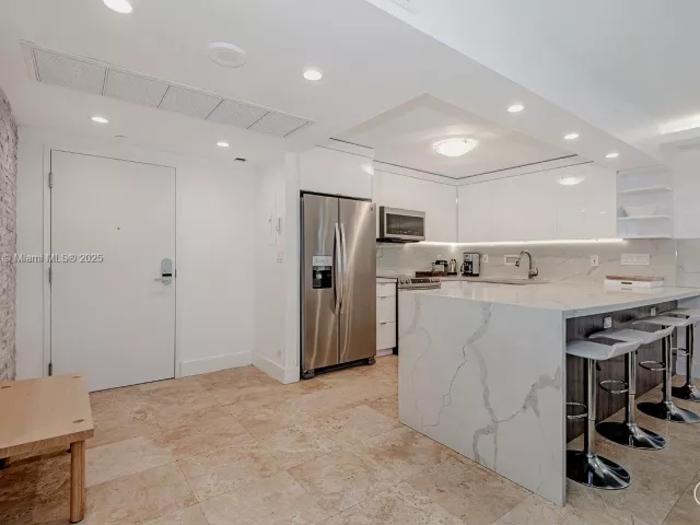 2-bedroom condo for rent in Miami Beach - 2301 Collins Ave 310 - MondialRealty