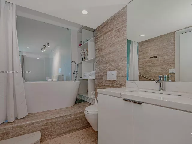 2-bedroom condo for rent in Miami Beach - 2301 Collins Ave 310 - MondialRealty