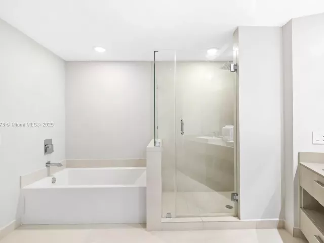 3-bedroom condo for rent in Hollywood - 4111 S Ocean Dr 3001 - MondialRealty