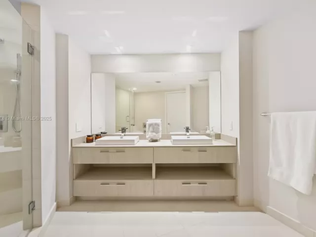 3-bedroom condo for rent in Hollywood - 4111 S Ocean Dr 3001 - MondialRealty