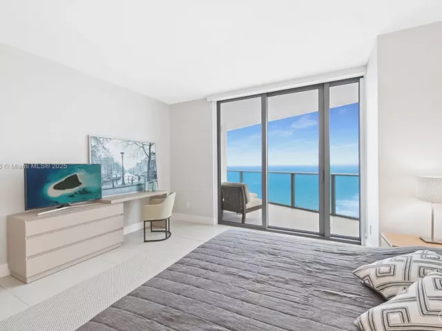 3-bedroom condo for rent in Hollywood - 4111 S Ocean Dr 3001 - MondialRealty