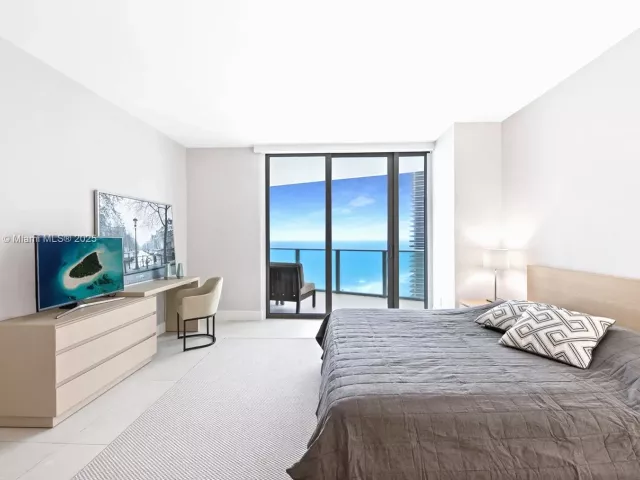 3-bedroom condo for rent in Hollywood - 4111 S Ocean Dr 3001 - MondialRealty