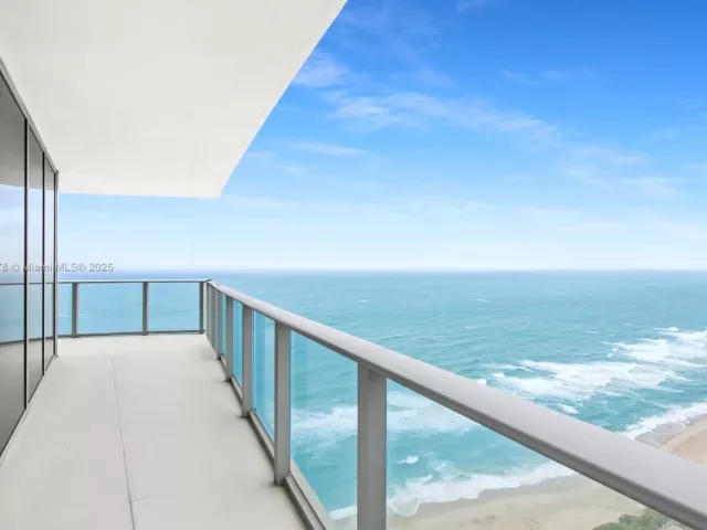 3-bedroom condo for rent in Hollywood - 4111 S Ocean Dr 3001 - MondialRealty