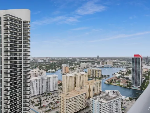 3-bedroom condo for rent in Hollywood - 4111 S Ocean Dr 3001 - MondialRealty