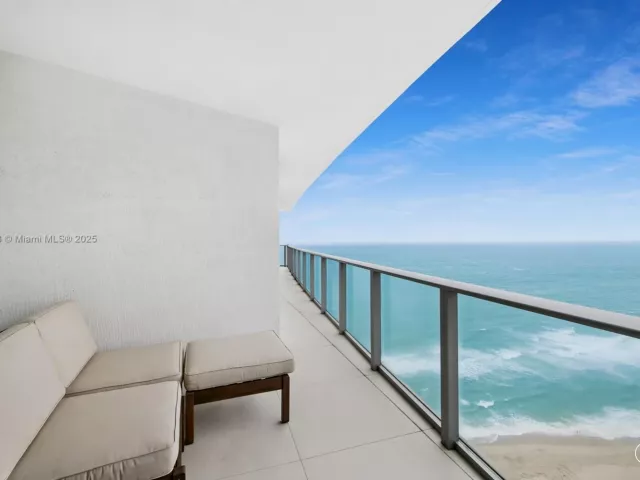 3-bedroom condo for rent in Hollywood - 4111 S Ocean Dr 3001 - MondialRealty