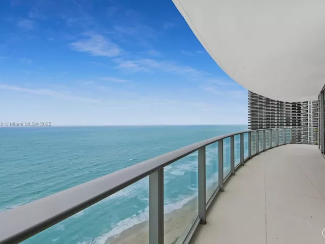 3-bedroom condo for rent in Hollywood - 4111 S Ocean Dr 3001 - MondialRealty