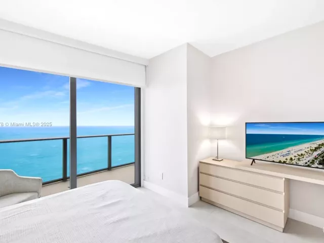 3-bedroom condo for rent in Hollywood - 4111 S Ocean Dr 3001 - MondialRealty