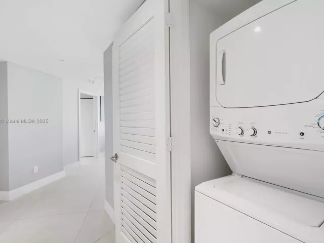 3-bedroom condo for rent in Hollywood - 4111 S Ocean Dr 3001 - MondialRealty