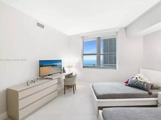 3-bedroom condo for rent in Hollywood - 4111 S Ocean Dr 3001 - MondialRealty