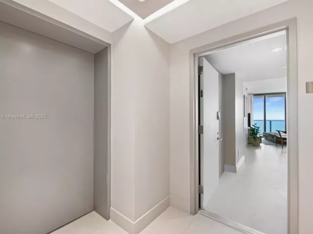 3-bedroom condo for rent in Hollywood - 4111 S Ocean Dr 3001 - MondialRealty
