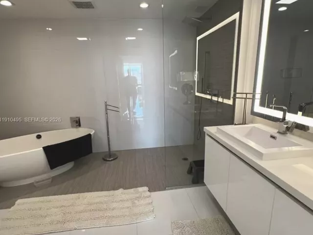 3-bedroom condo for sale in Sunny Isles Beach - 330 Sunny Isles Blvd 5-1008 - MondialRealty