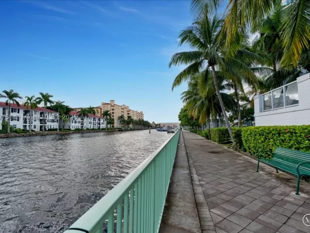 2-bedroom condo for sale in Aventura - 3030 NE 188 Street 604 - MondialRealty