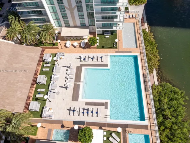 2-bedroom condo for sale in Sunny Isles Beach - 330 Sunny Isles Blvd 5-1908 - MondialRealty