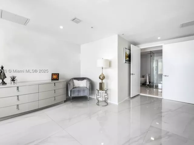 2-bedroom condo for sale in Sunny Isles Beach - 330 Sunny Isles Blvd 5-1908 - MondialRealty