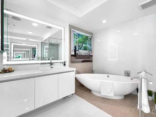 2-bedroom condo for sale in Sunny Isles Beach - 330 Sunny Isles Blvd 5-1908 - MondialRealty