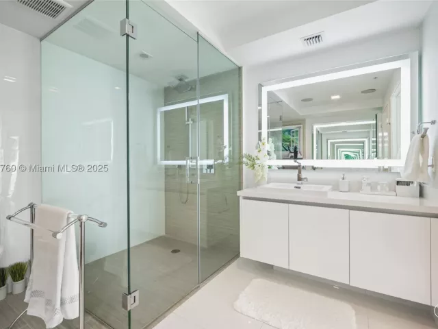 2-bedroom condo for sale in Sunny Isles Beach - 330 Sunny Isles Blvd 5-1908 - MondialRealty