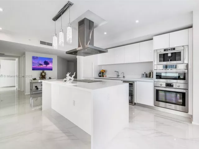 2-bedroom condo for sale in Sunny Isles Beach - 330 Sunny Isles Blvd 5-1908 - MondialRealty