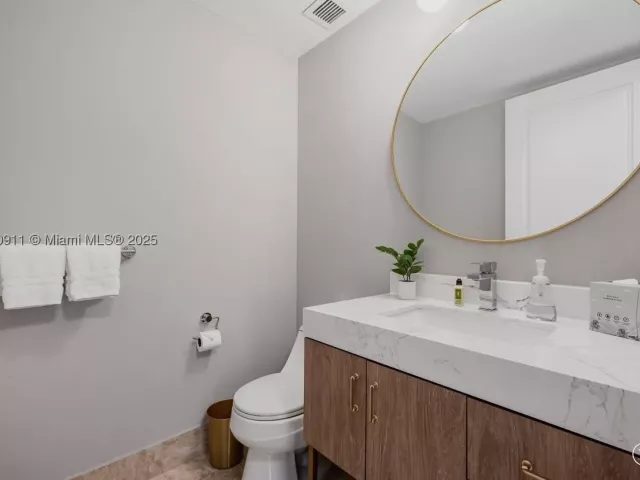 1-bedroom condo for rent in Miami - 1435 Brickell Ave 3410 - MondialRealty
