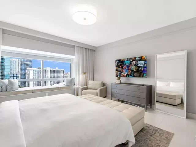 1-bedroom condo for rent in Miami - 1435 Brickell Ave 3410 - MondialRealty