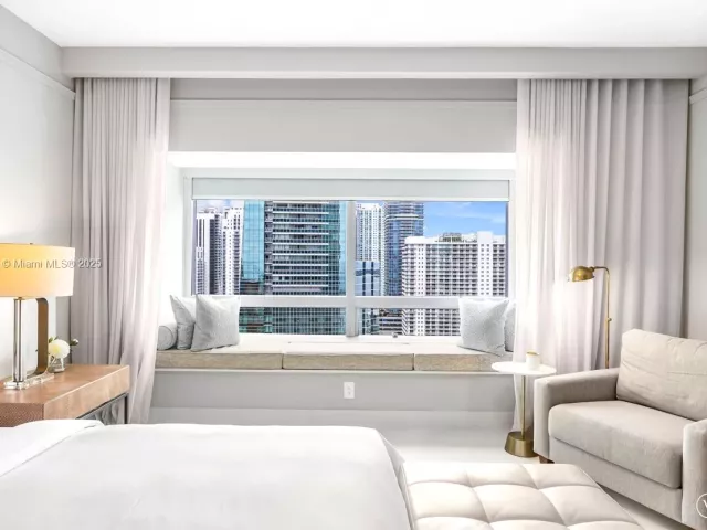 1-bedroom condo for rent in Miami - 1435 Brickell Ave 3410 - MondialRealty