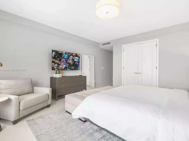 1-bedroom condo for rent in Miami - 1435 Brickell Ave 3410 - MondialRealty