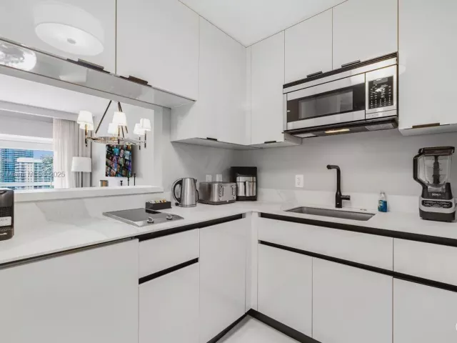 1-bedroom condo for rent in Miami - 1435 Brickell Ave 3410 - MondialRealty