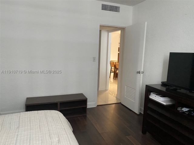 2-bedroom condo for rent in Hollywood - 4001 S Ocean Dr 14F - MondialRealty