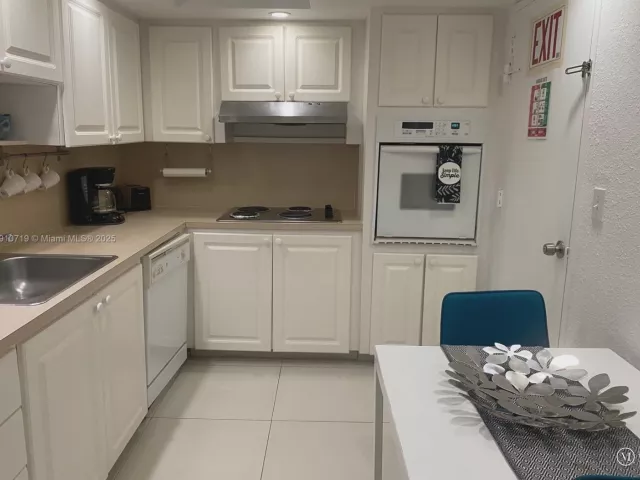 2-bedroom condo for rent in Hollywood - 4001 S Ocean Dr 14F - MondialRealty