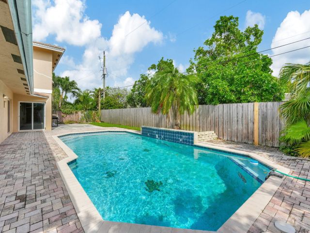 Home for sale at 1300 NE 26th Avenue NE - photo 6846732