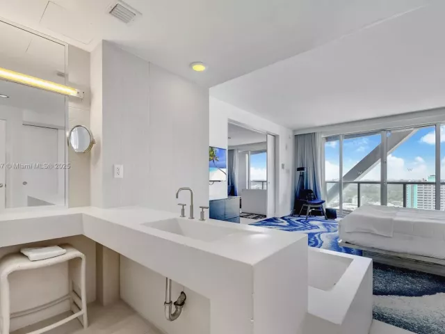 2-bedroom condo for sale in Fort Lauderdale - 3101 Bayshore Dr 1802 - MondialRealty