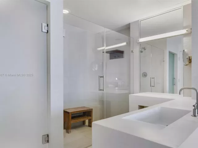2-bedroom condo for sale in Fort Lauderdale - 3101 Bayshore Dr 1802 - MondialRealty